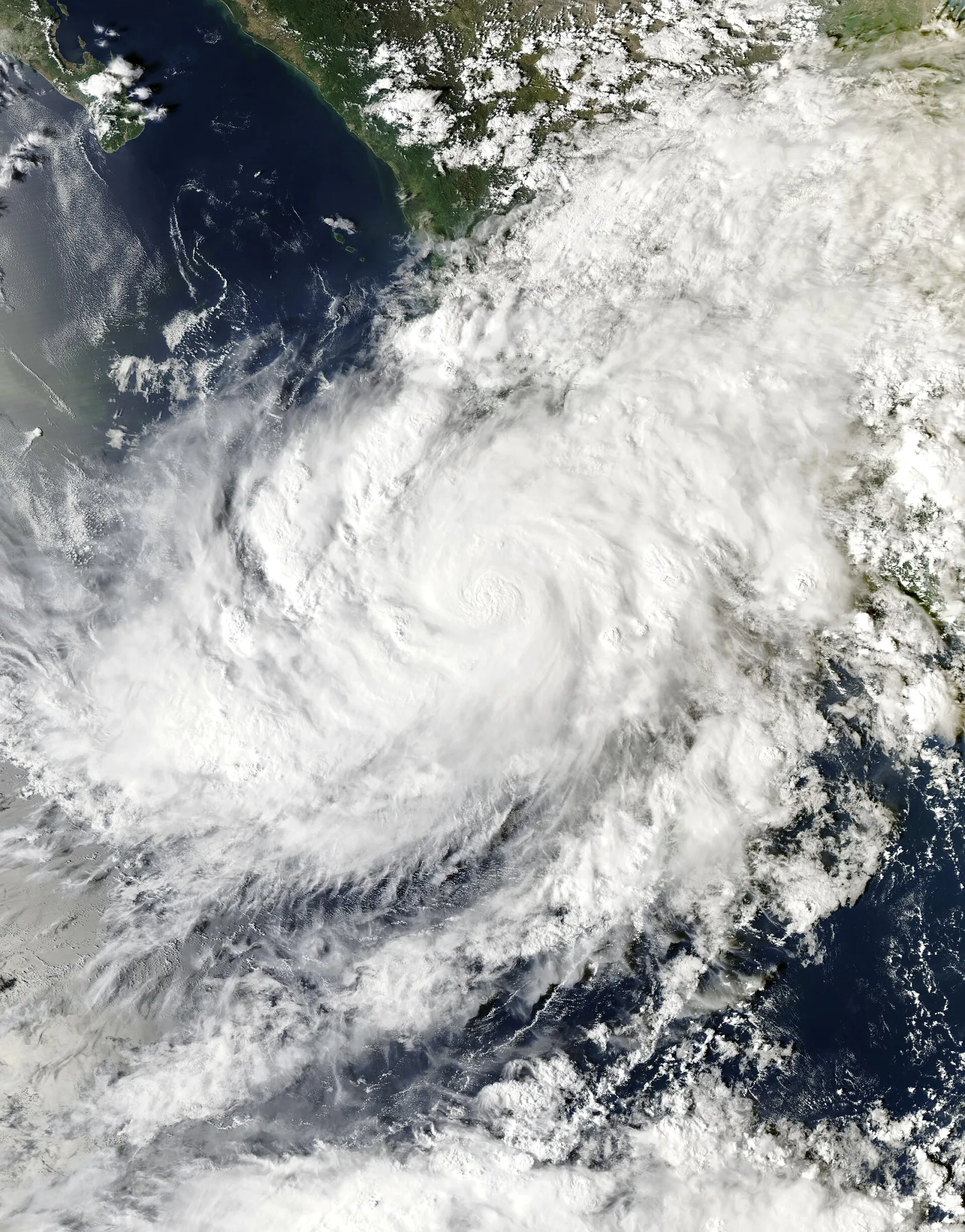 Imagen satelital del huracán Simon