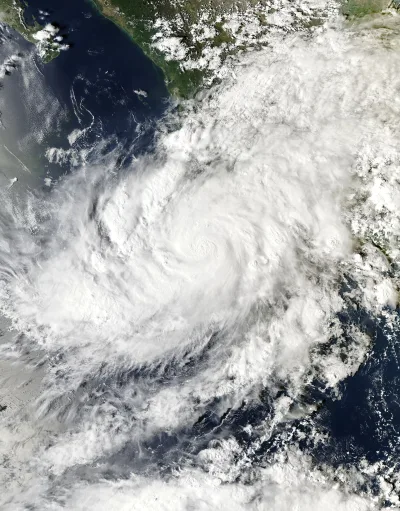 Imagen satelital del huracán Simon